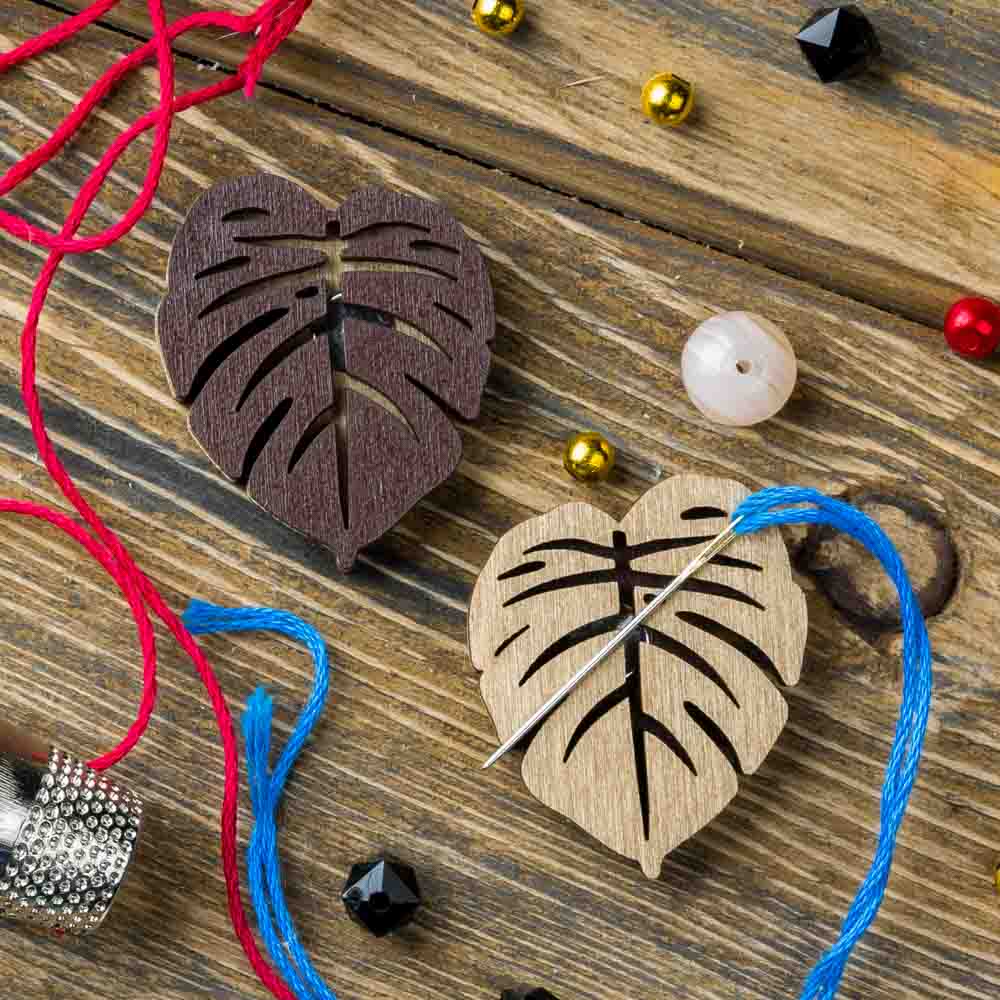 Monstera Leaf Wooden Needle Minder